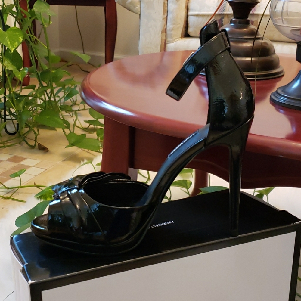 Gorgeous patent leather heels 👠